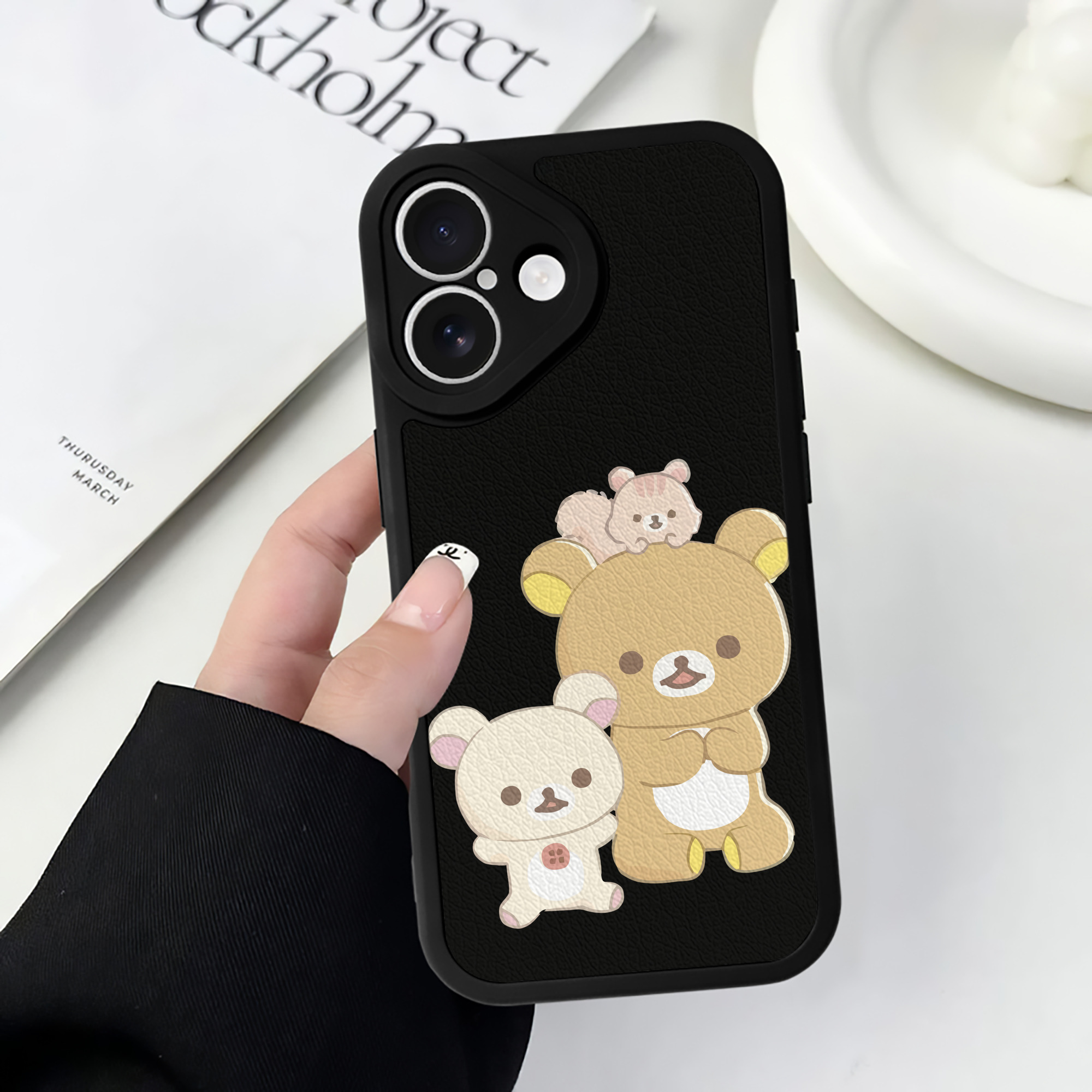（画像用） リラックマ リラックマ キイロイトリ Rilakkuma Korilakkuma Kiiroitori 【iPhone 16シリーズ対応】シリコンスマホケース（レザー調） 材質：シリコン